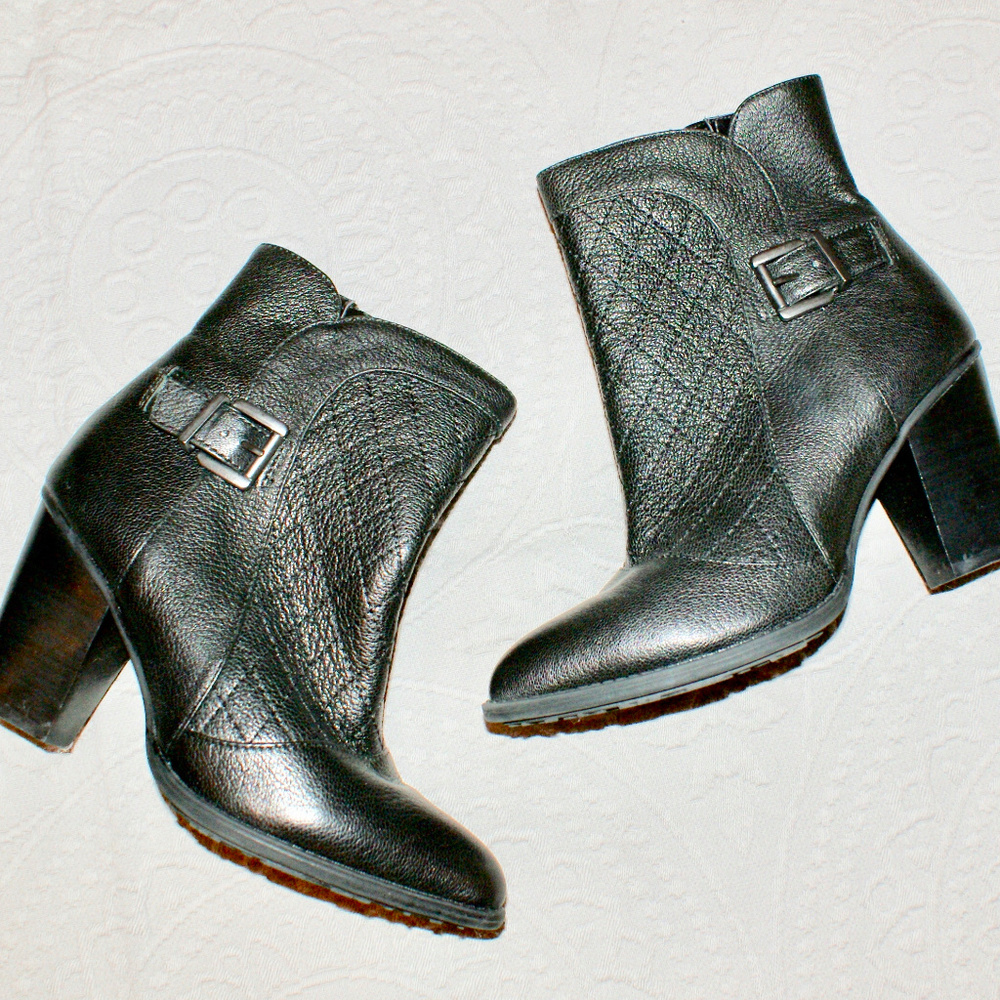 Like New Leather Me Too Booties